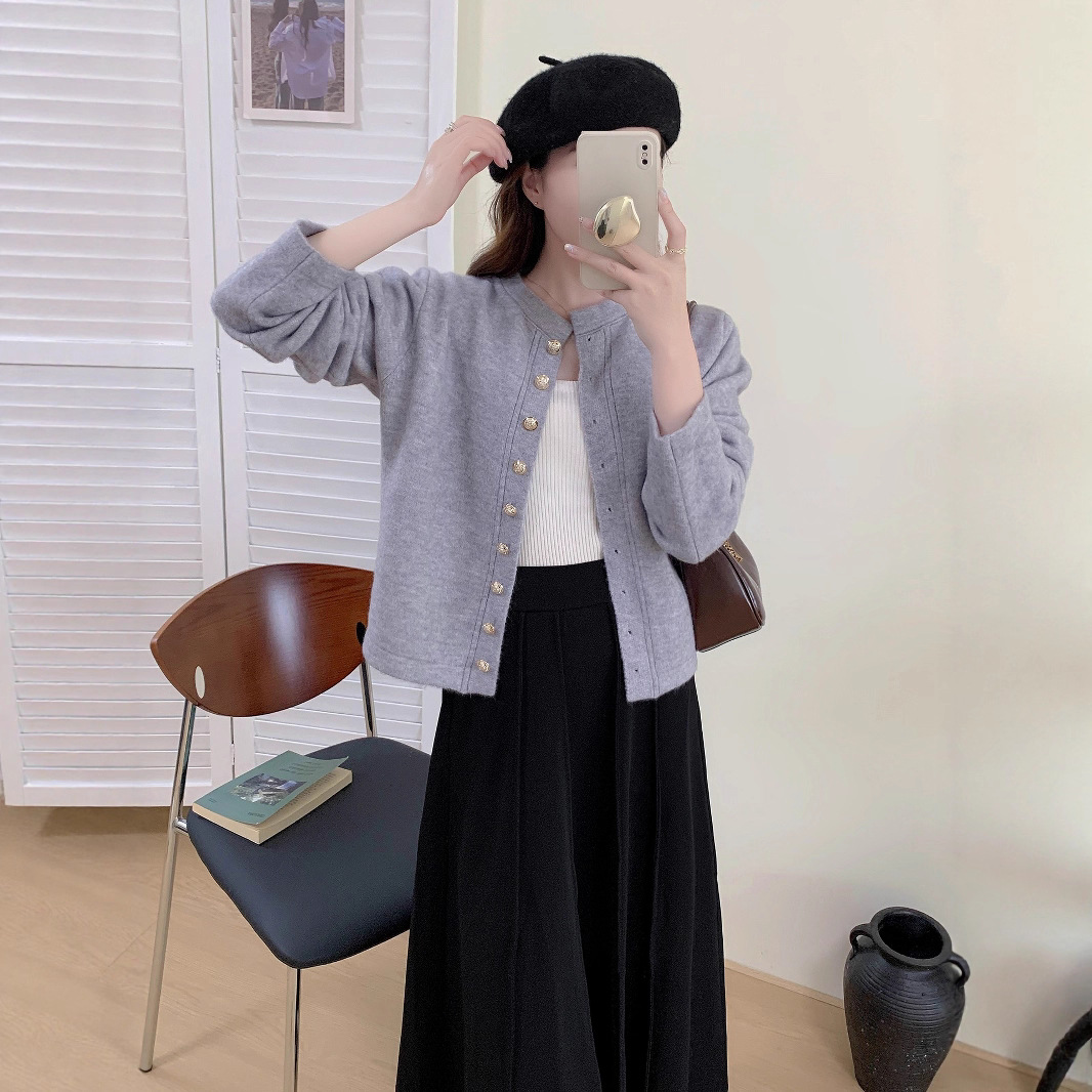 Short knitted cardigan 51